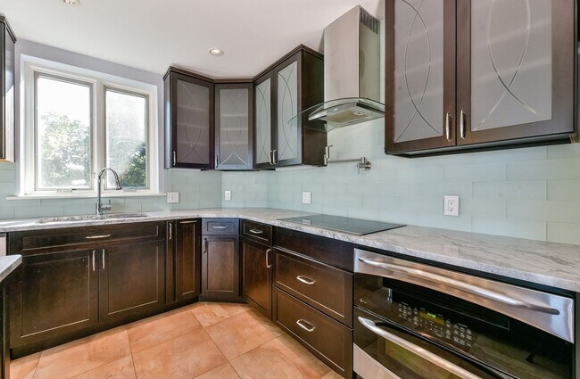 Foto del edificio - Coolidge Corner 2 bed / 2 bath 1185sqft w/...