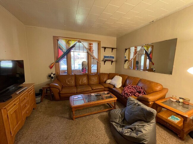 Building Photo - AVAILABLE JUNE 1st - 5 Bed, 2 Bath Home w/ Huge Enclosed Porch!