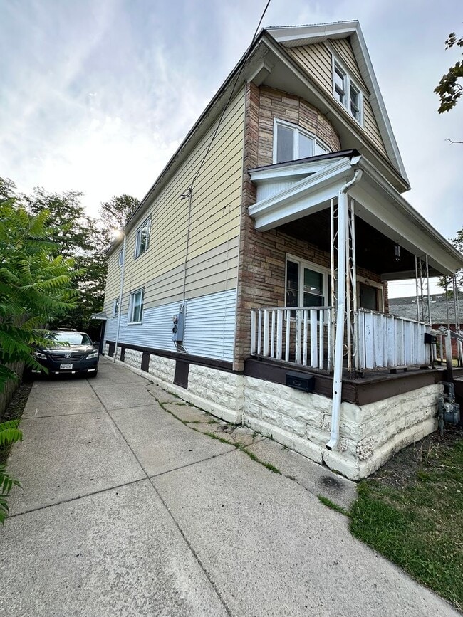 Building Photo - 82 Swinburne St