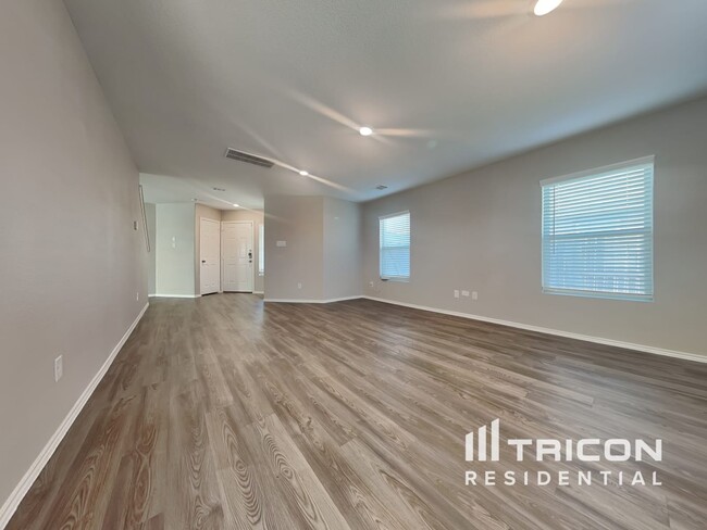 Foto del edificio - 5839 Rosehill Forest Ln