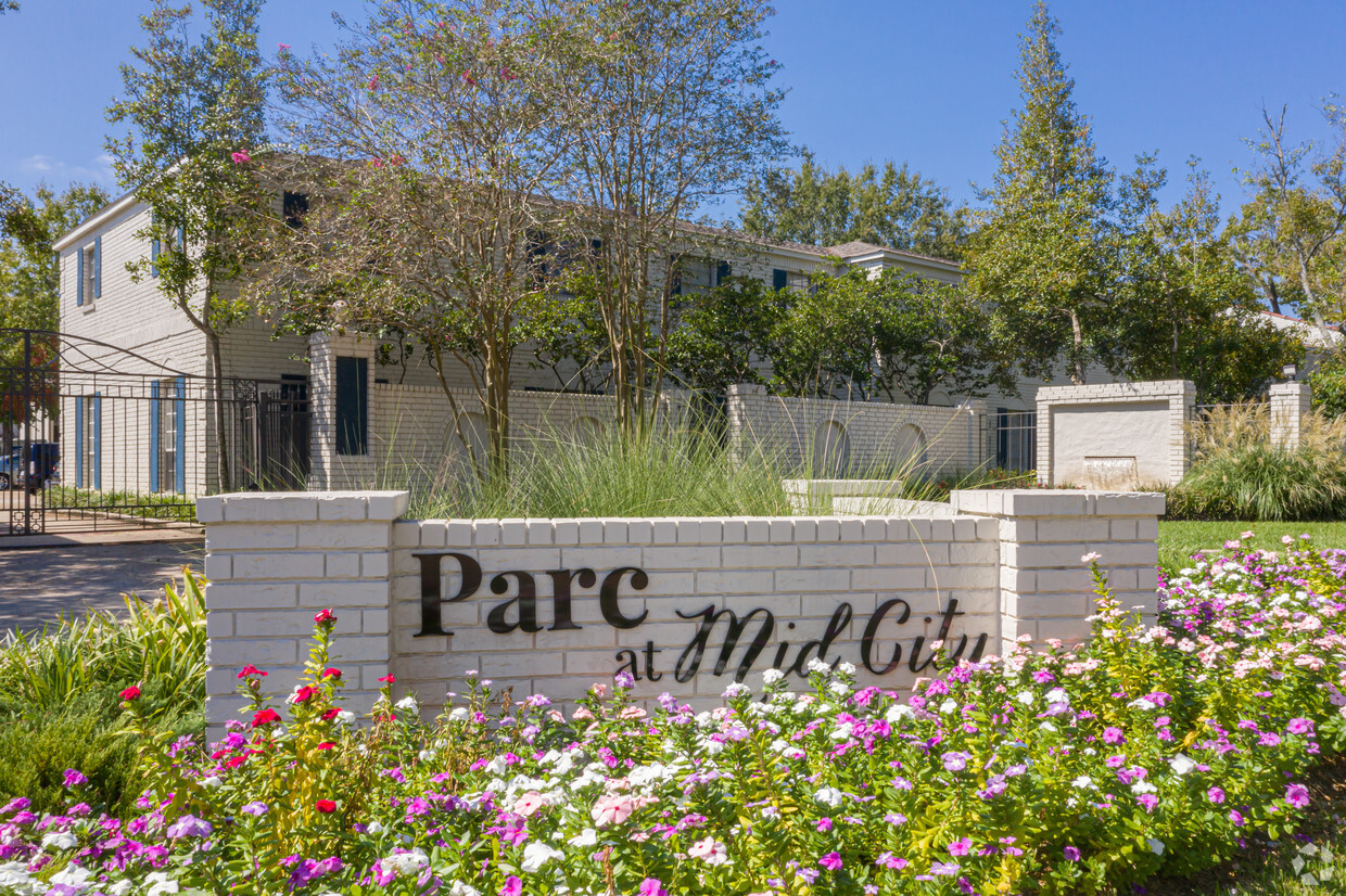 Primary Photo - Parc at Mid City