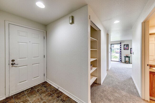 Foto del edificio - Ground floor 2 bed condo in convenient Bre...
