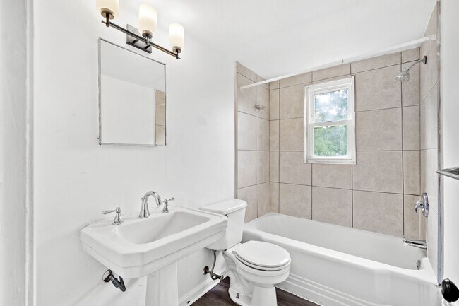 Building Photo - ABSOLUTELY STUNNING 3 BEDROOM BOMBSHELL IN...