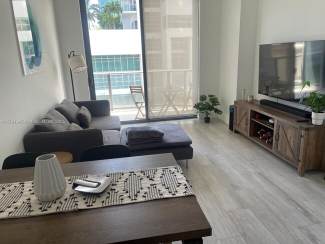 Foto del edificio - 121 NE 34th St