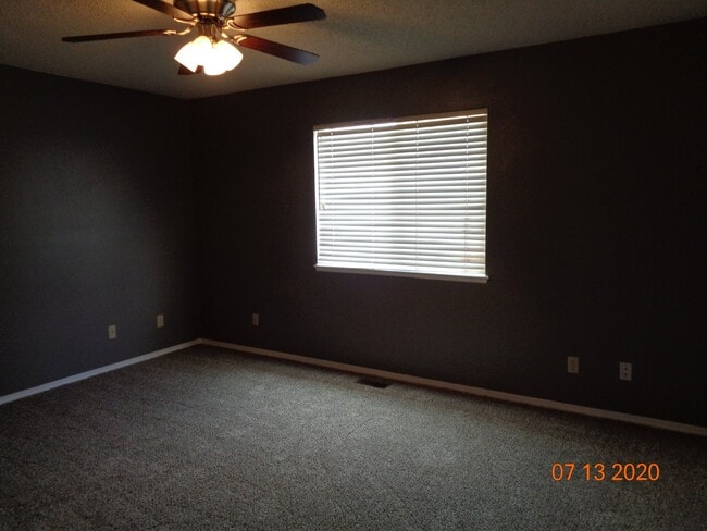 Foto del edificio - Great location close to shopping, gyms and entertainment.