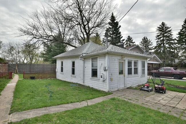 Building Photo - 6008 N Avondale Ave