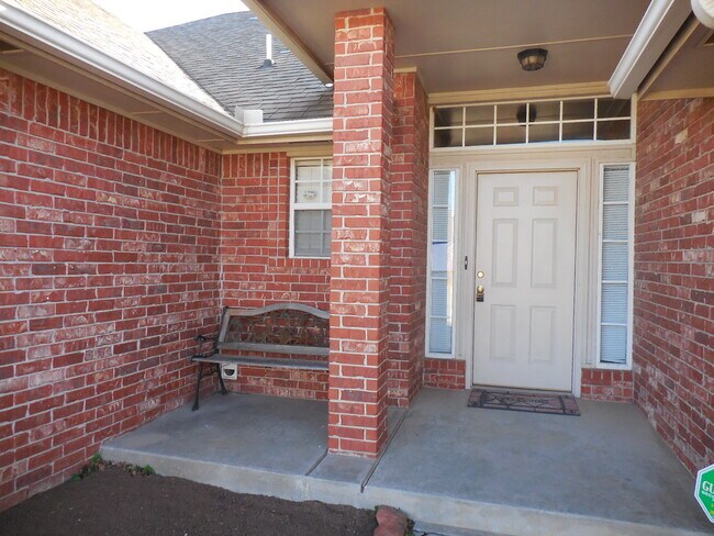 Entrada - 8420 NW 106th St