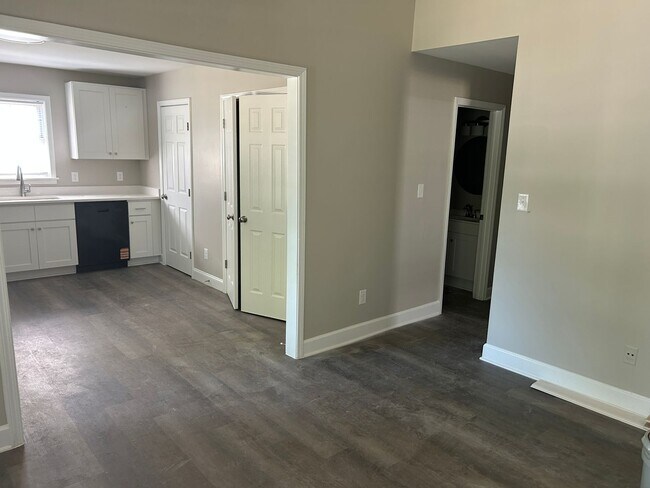 Foto del edificio - 627 W Northwest Blvd