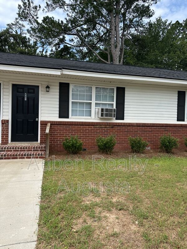 Primary Photo - 469 Monetta St S E