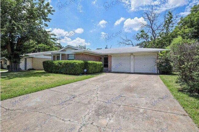 Building Photo - Move-In Special! Great 3/2/2 in Irving!