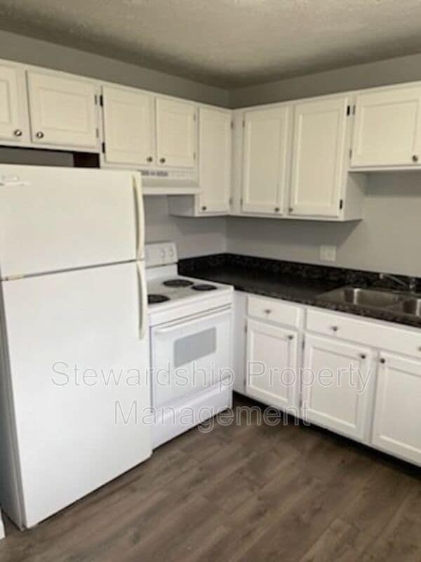 Building Photo - 857 Kerns Dr NE