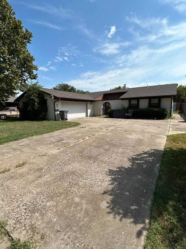 Building Photo - 2305 NW Ivanhoe Pl