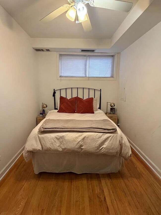 Building Photo - 1038 W Waveland Ave