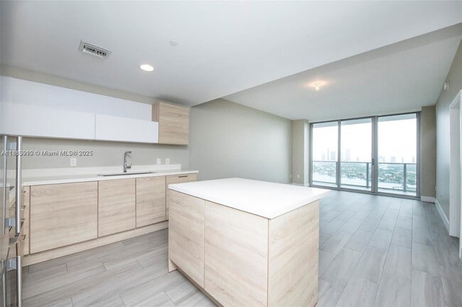 Foto del edificio - 16385 Biscayne Blvd