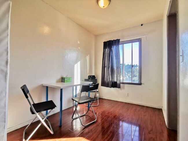 Foto del edificio - 2020 Cloverfield Blvd