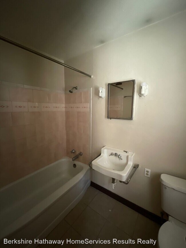 Building Photo - 2 br, 2 bath House - 241 Palm Ave  #22-23