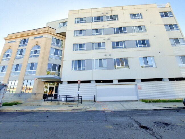 Foto del edificio - Spacious and Sunlit 1 BR 1 BA in 16th St H...