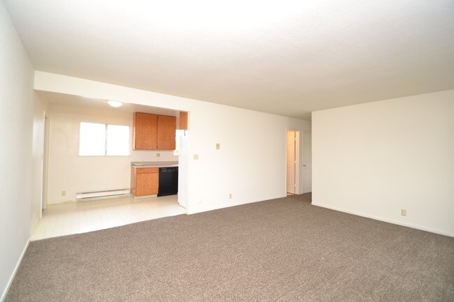 Unit C frontroom to eat in kitchen - 1650 Tyler St
