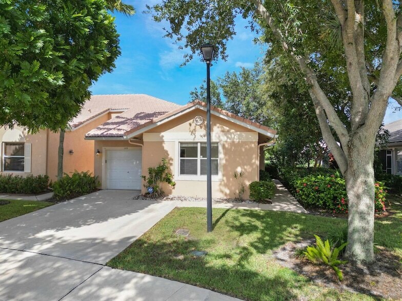 Foto principal - 219 Coral Trace Ln