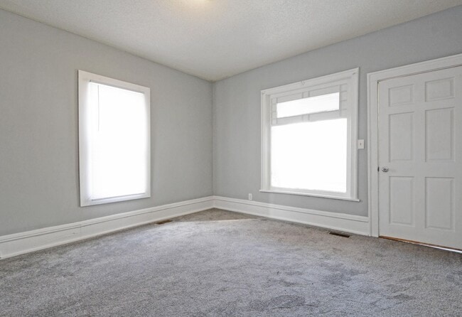 Building Photo - 3-Bed 1-Bath Lower Level Unit in Minneapolis - Available Now!