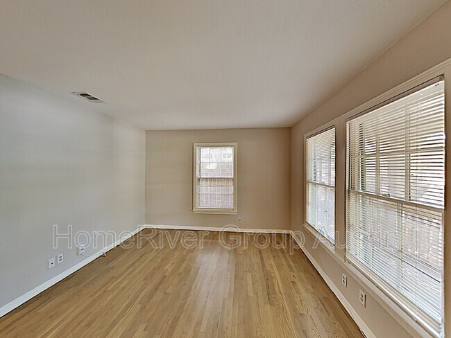 Building Photo - 711 E 50th St