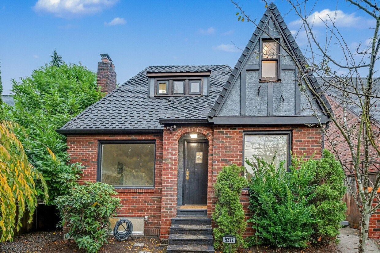 Foto principal - 9222 35th Ave SW