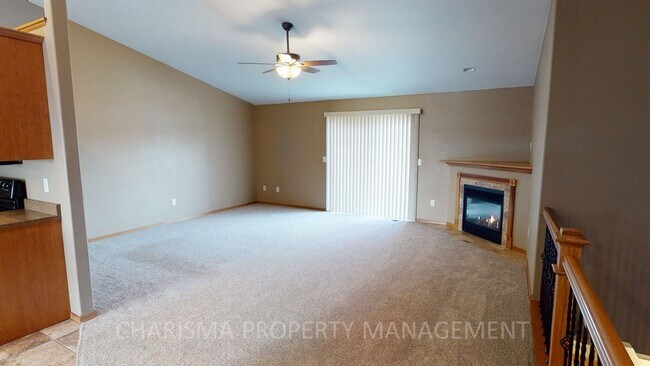 Foto del edificio - 3 BD, 2 BA AMENITY FILLED TOWNHOME WITH AT...