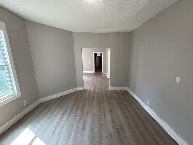 Building Photo - 2315 N Sheridan Ave
