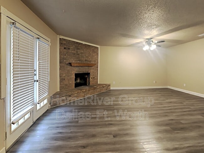 Building Photo - 9703 La Rochelle Dr