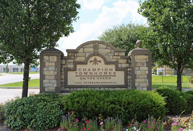 Champion Townhomes On The Green Houston Tx Apartments Com