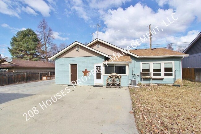 Building Photo - Charming Single-Level Cottage Style Home