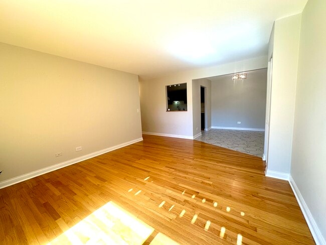 Building Photo - 920 N Lakeside Dr