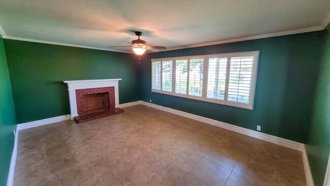 Foto del edificio - Gorgeous 4 Bedroom 2 Bath corner home in L...