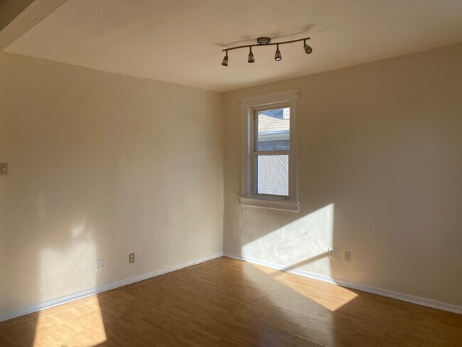 Dinning room / Living room - 407 78th St