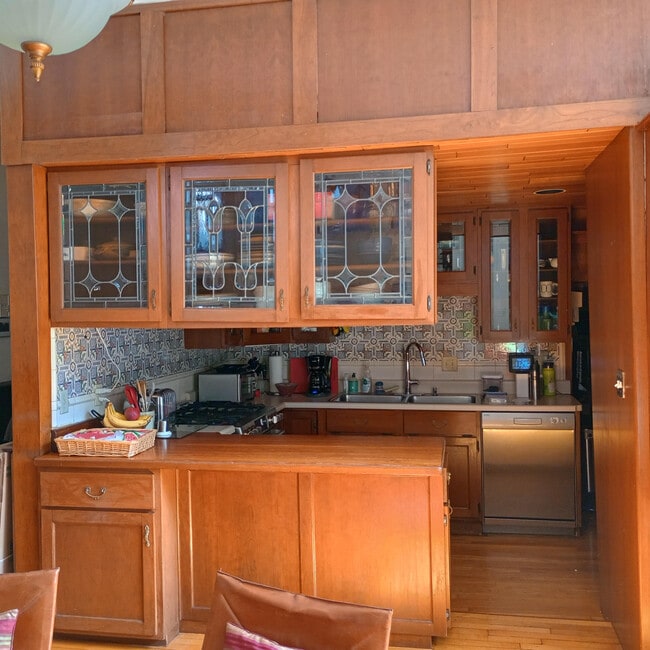 Kitchen - 10 Hilliard St