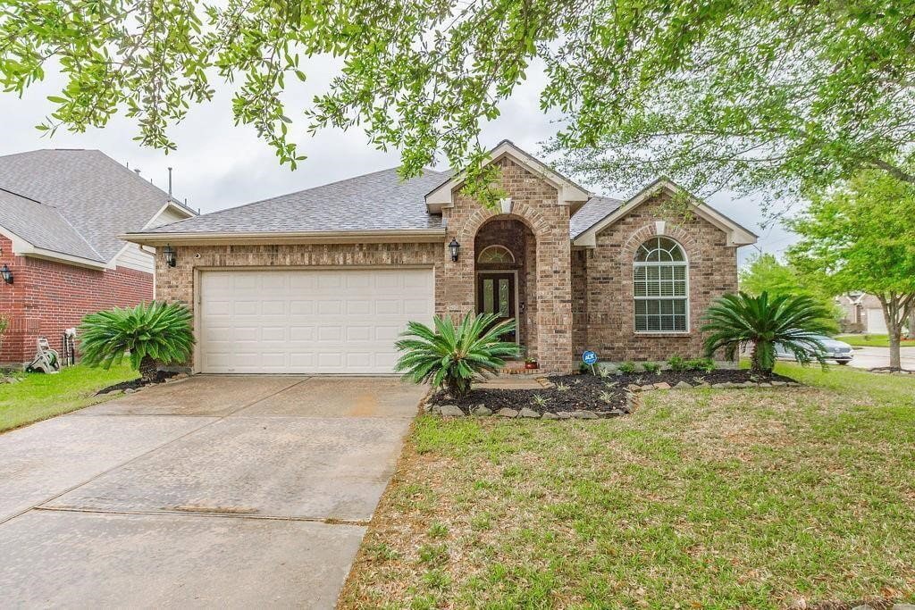 May Pine Court, Rosharon, TX 77583 - 4 BR 2 BA single-family home - May Pine Court, Rosharon, TX 77583 - 4 BR 2 BA single-family home