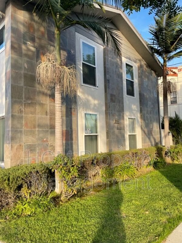 Building Photo - 2835 E 5th St