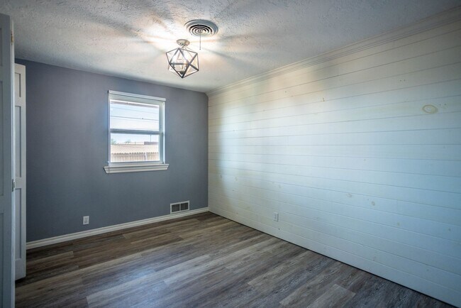 Building Photo - Single Family Home!