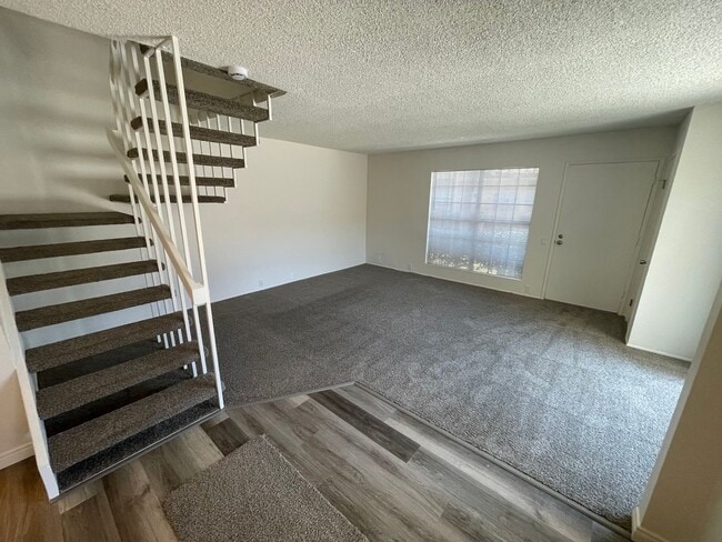 Building Photo - Spacious Townhome w/ Patio & Parking