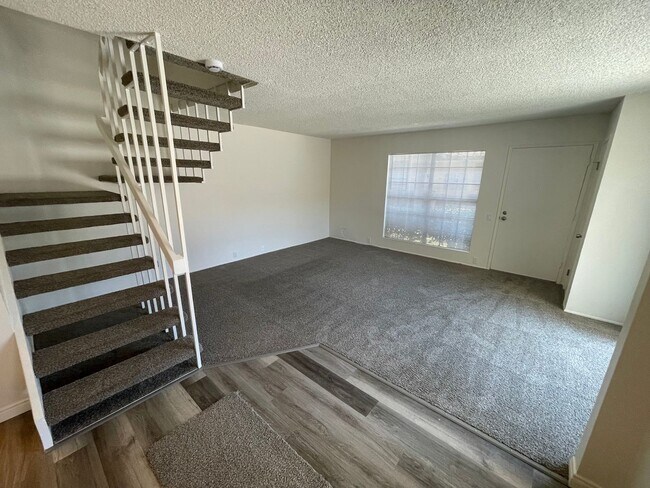 Foto del edificio - Spacious Townhome w/ Patio & Parking
