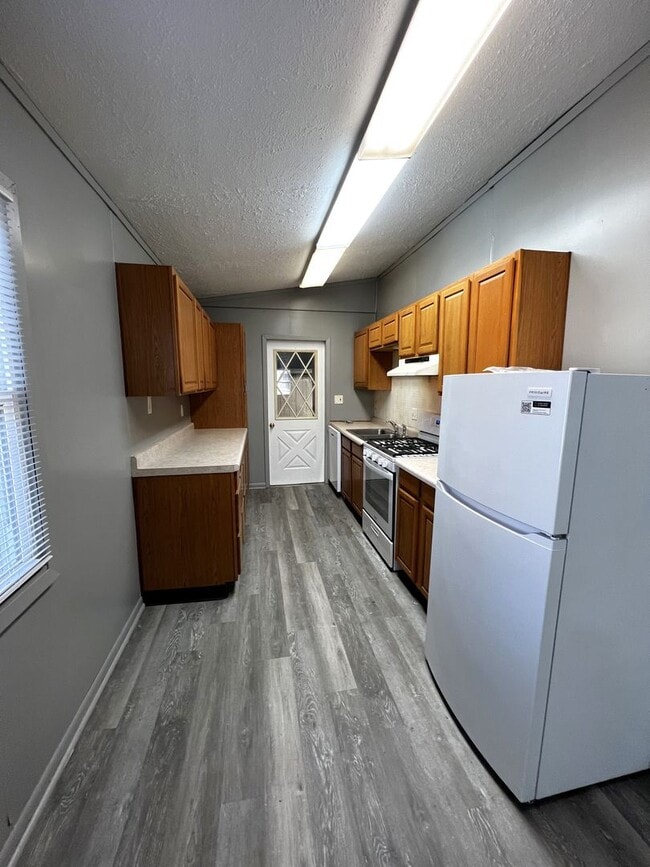 Building Photo - 3BR 1bath House - Available Mid October 2025