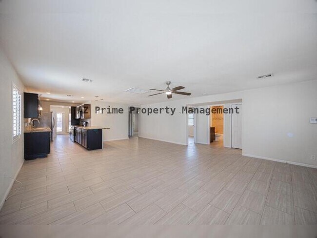 Building Photo - 1332 E Whitton Ave