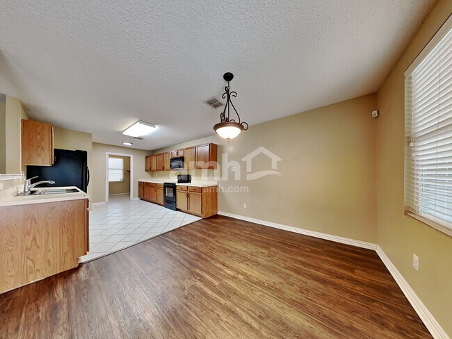 Foto del edificio - 1404 Sunflower Ct