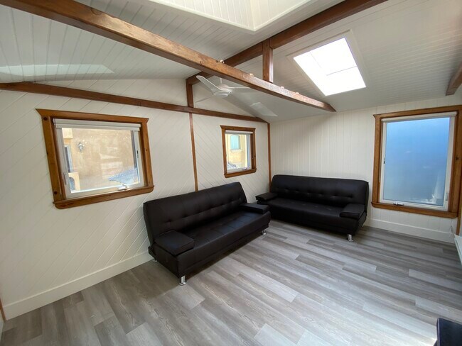 Living area / Skylights - 910 The Strand