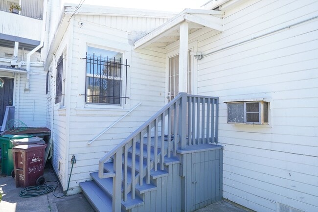 Building Photo - Spacious Dimond District Duplex!