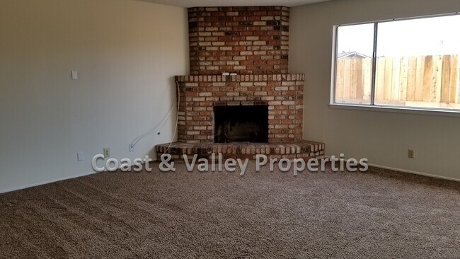 Building Photo - Lovely North Salinas Property!