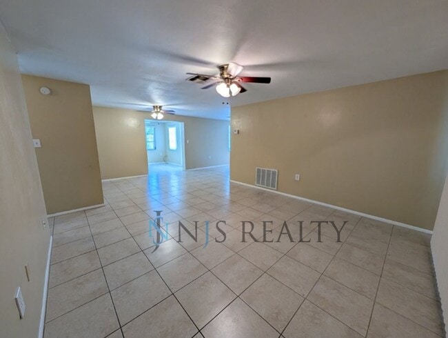 Building Photo - Welcoming 2bed/1.5bath home: 1080sqft, tile throughout, upgraded kitchen/bath & BONUS room!