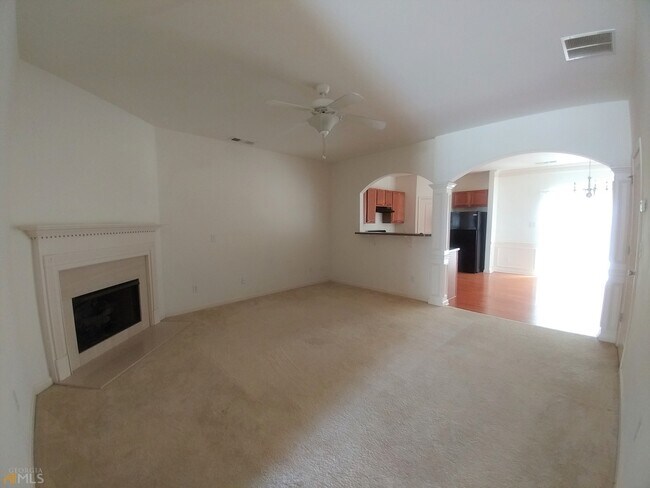 Building Photo - 6185 Elmshorn Way