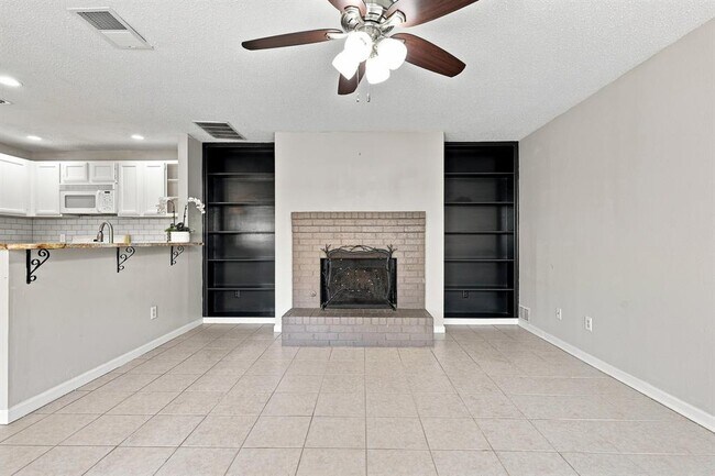 Foto del edificio - 7825 Beauregard Cir