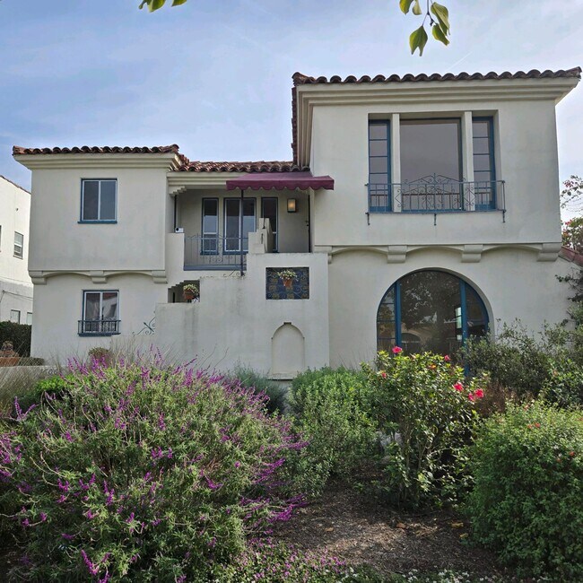 Building Photo - Large upper 2-bedroom Duplex Fairfax area